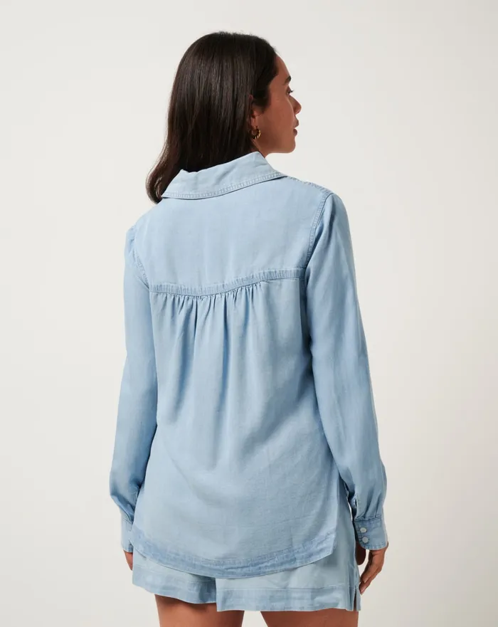 Women Shirts and Tops TravisMathew CHAMBRAY BUTTON DOWN LONG SLEEVE Light Wash Women Shirts and Tops TravisMathew CHAMBRAY BUTTON DOWN LONG SLEEVE Light Wash